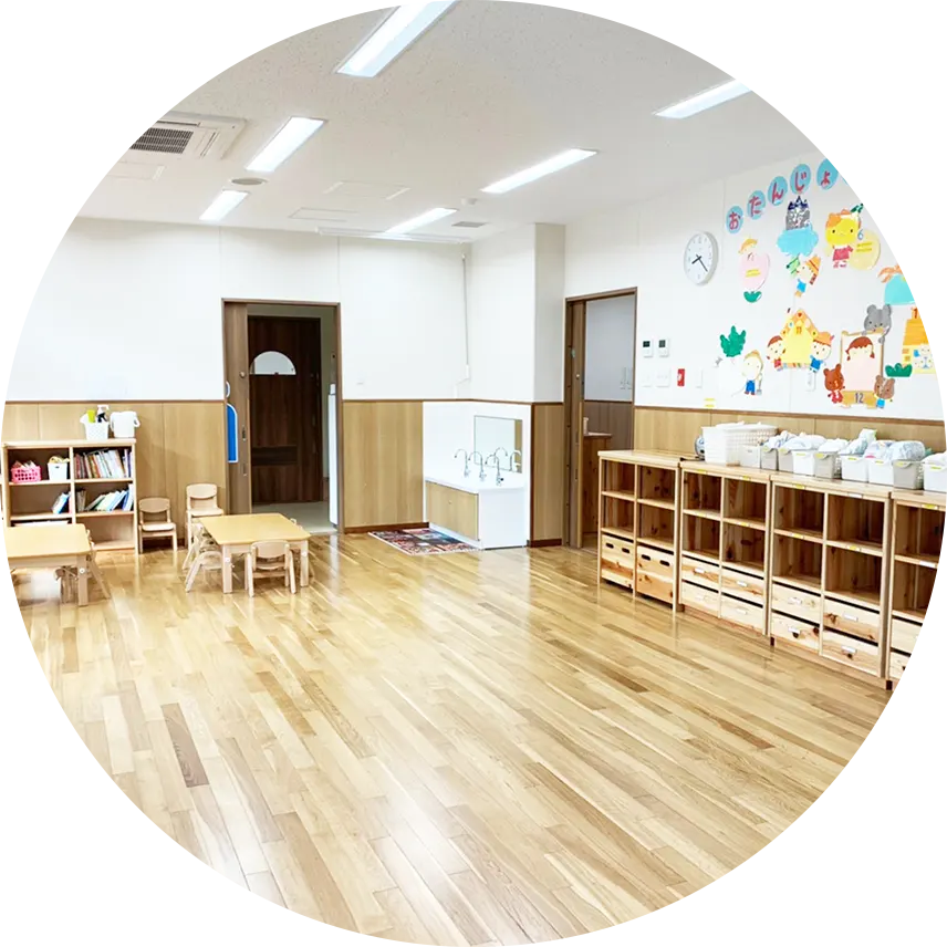 開放的な明るい保育室